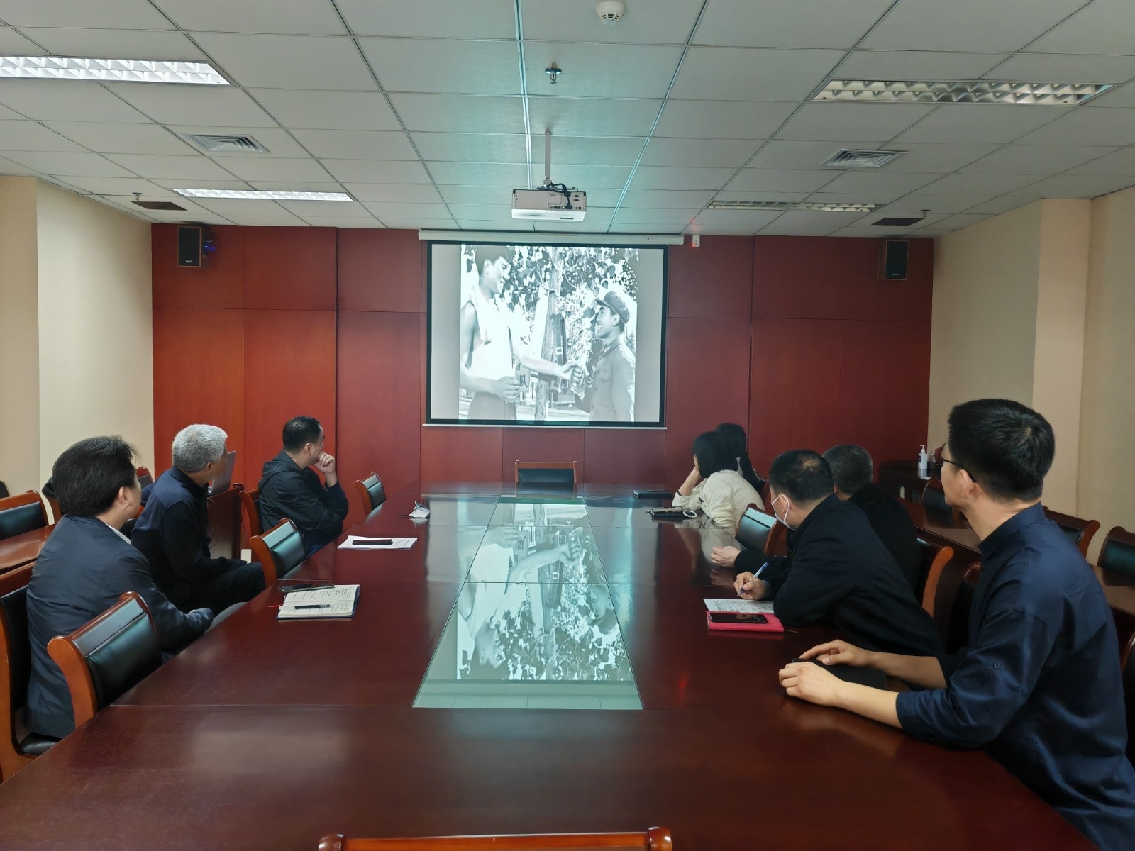 观看电影《雷锋》 (5)(1).jpg 观看电影《雷锋》 (5)(1).jpg